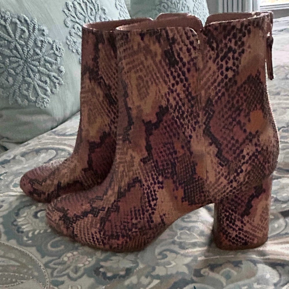NWOT Old Navy brown/copper red faux snakeskin boots - 6 M